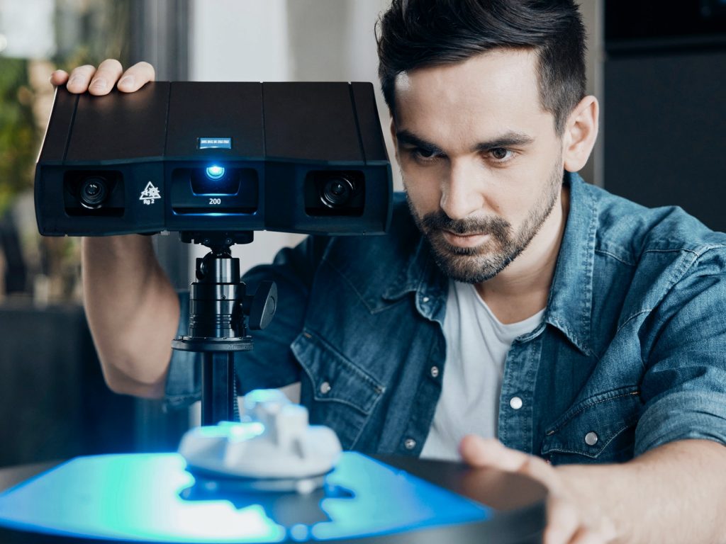 A man using the GOM Scan 1 for mobile metrology.