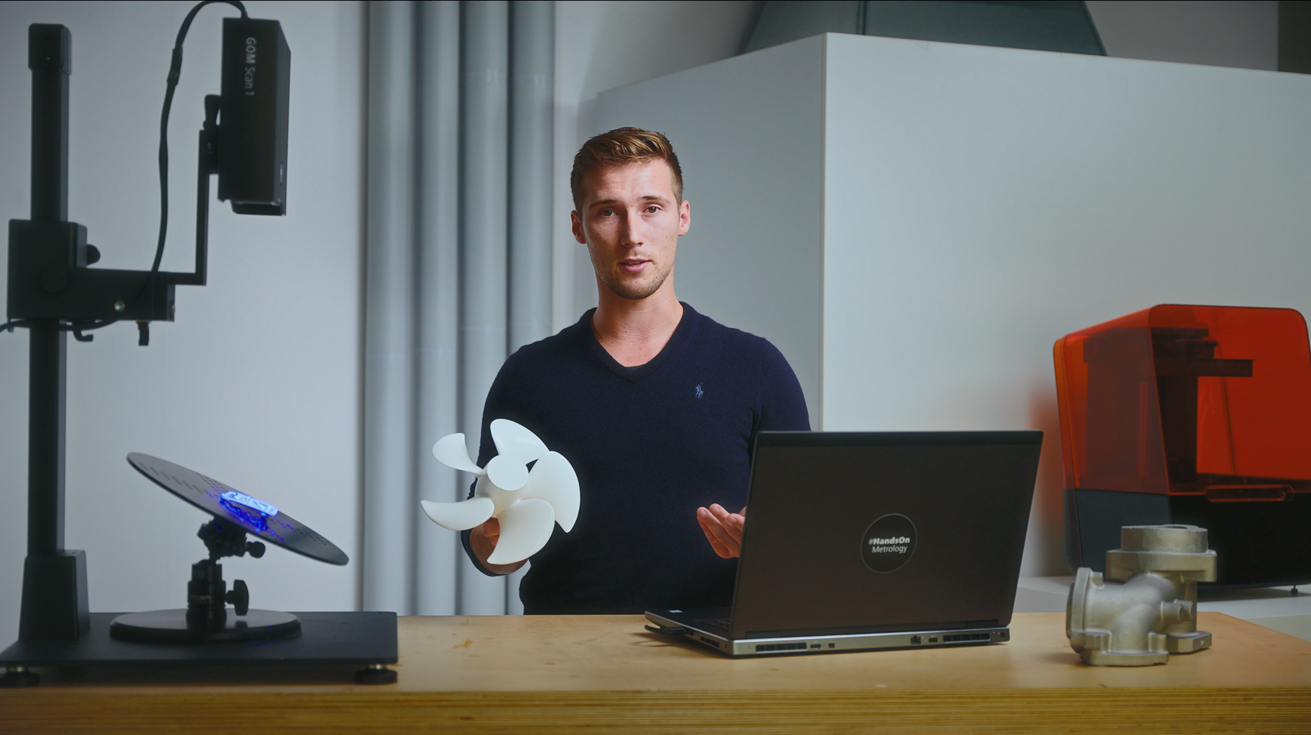 Technician demonstrating different parts for Auto Surfacing in ZEISS INSPECT software